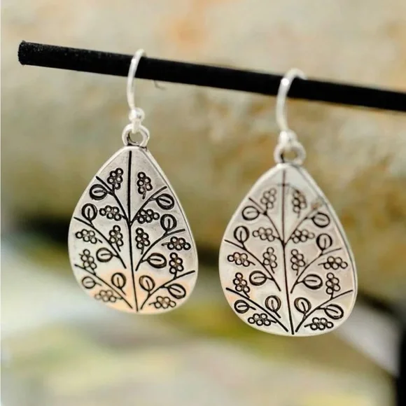 Silver Leaf Vine Teardrop Earrings NWOT dangle - Picture 2 of 4